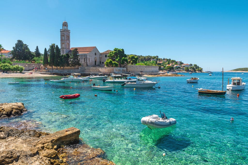 Hvar med havn og båt.