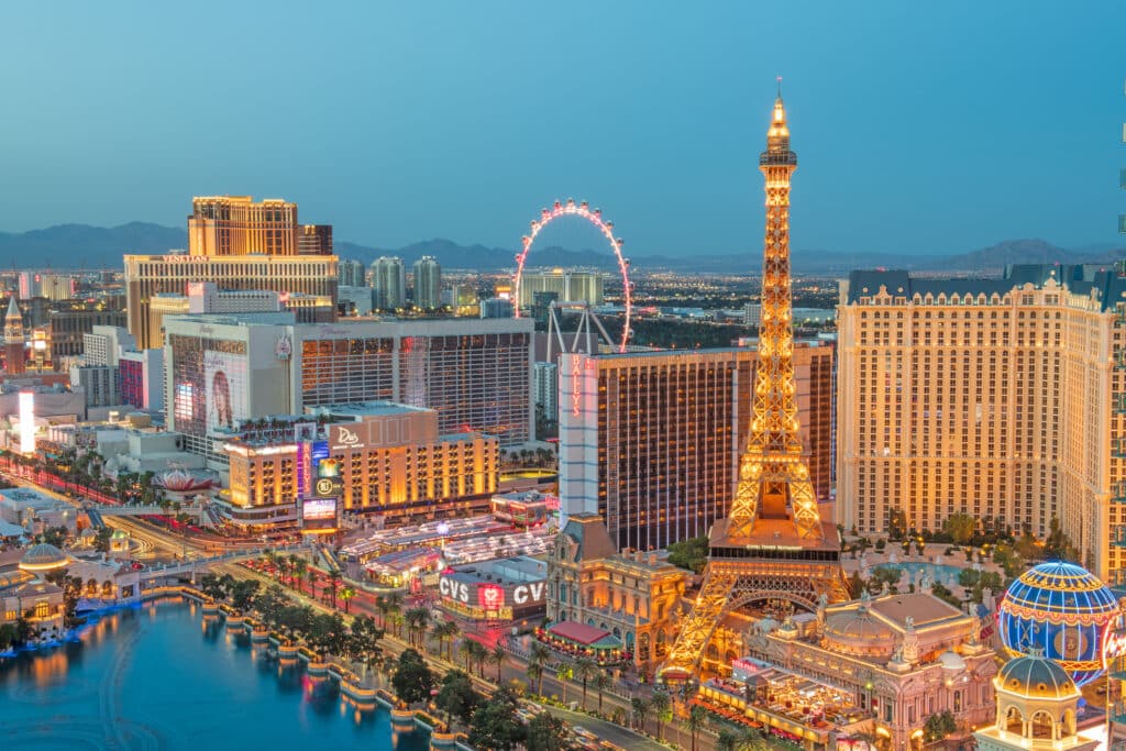 Utsikt over glitrende siluett over Las Vegas. 