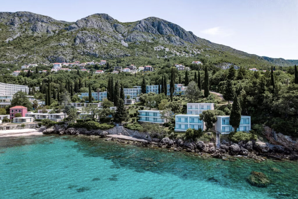 Hotell og hav.
