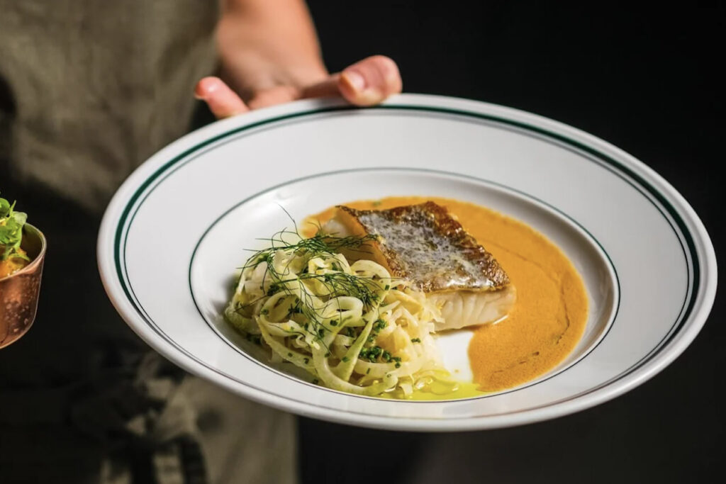 Tallerken med fisk og pasta.