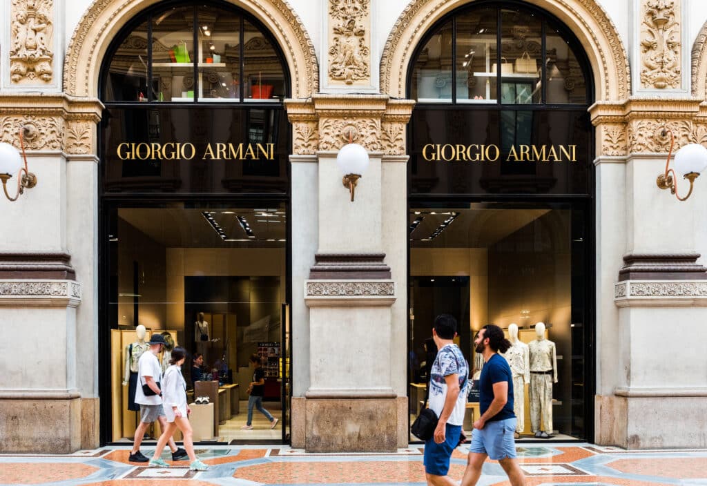 gate med Giorgio Armani butikk, folk som går forbi og butikkvinduer.