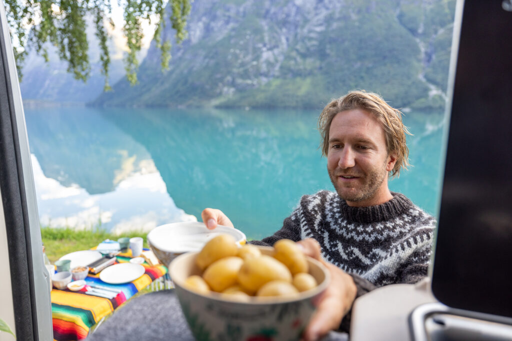Norsk mann med en bolle poteter. 