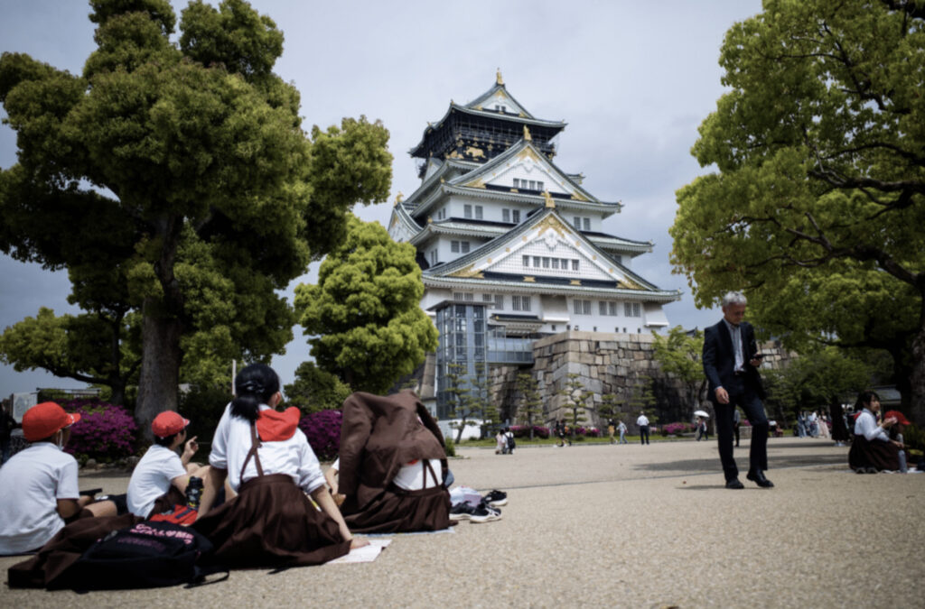 Osaka slott, barn som sitter på bakken.