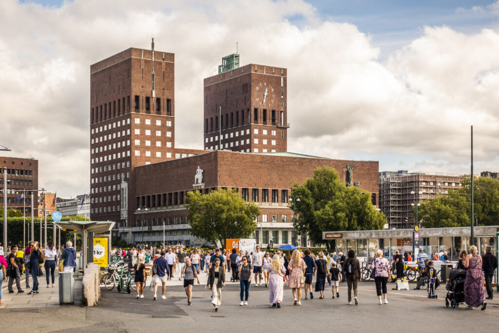 Rødt mursteinsbygg, Rådhuset, oppført i funksjonalistisk stil mellom 1931 og 1950 i Oslo, Norge. Med skulpturer på fasaden. Er stedet for Nobelpris-seremonien.
