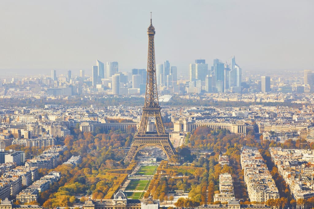 Eiffeltårnet i Paris med høstfargede trær.