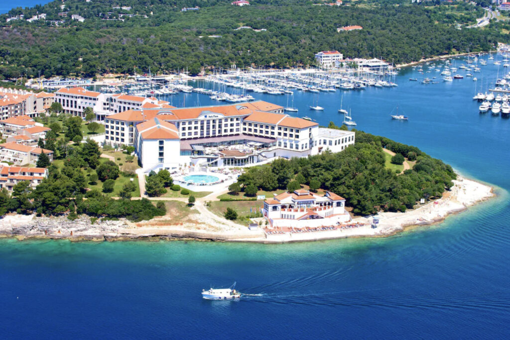 Hotell rett ved vannet og basseng.