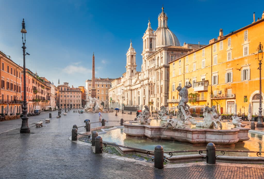 Neptun-fontenen i Roma med bygninger og smågate.