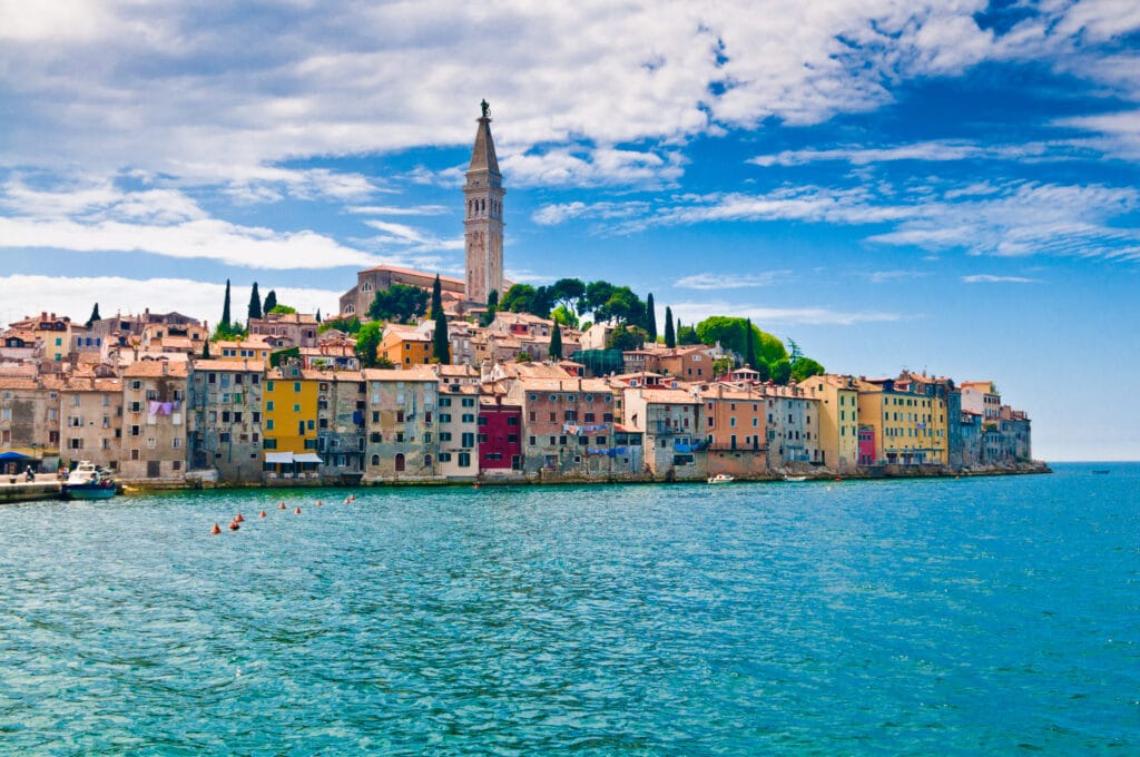 Rovinj bykjerne med havet rundt.