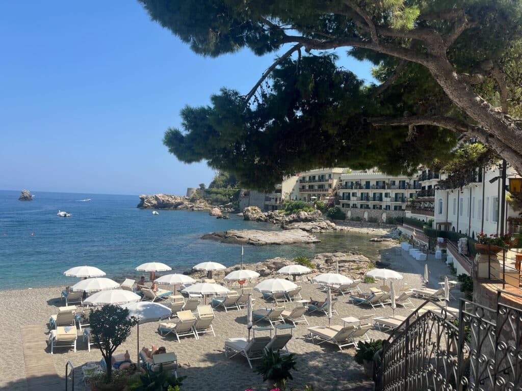 Sicilia i august med solsenger, strand og sol.