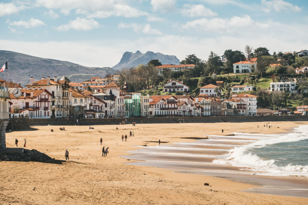 Stranden i Saint-Jean-de-Luz, Baskerland, Frankrike.