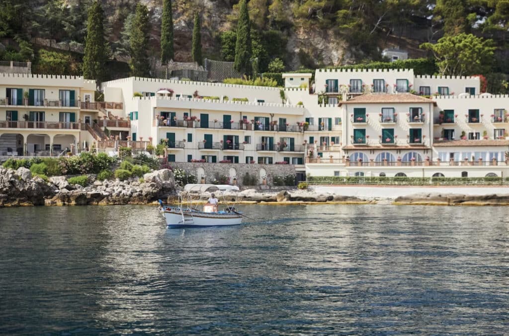 Hotell ved havnen og båt.