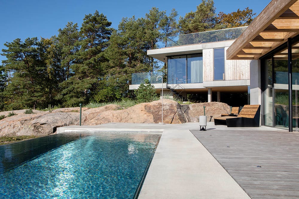 Støtvig Hotel Villa med basseng og skog i bakgrunn.