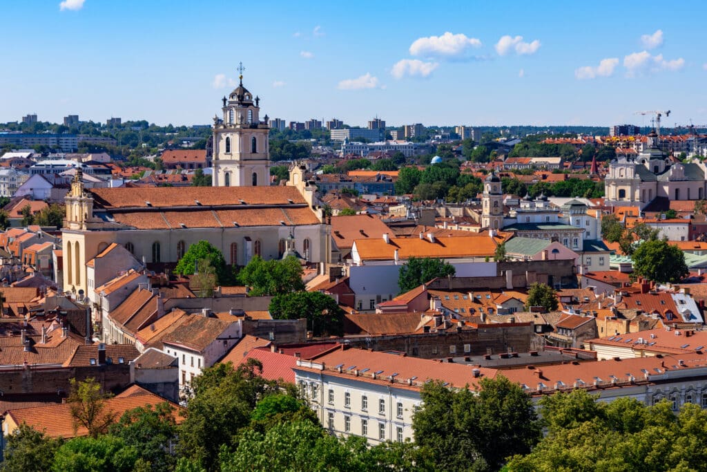 Vilnius gamleby med hus, kirke og bygninger. 