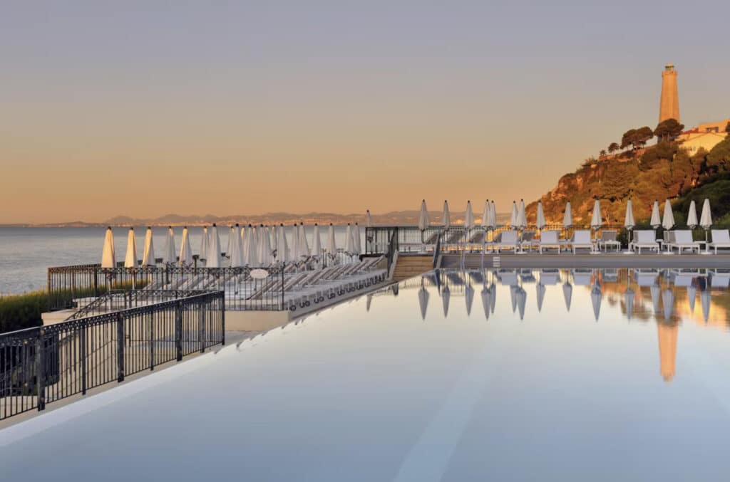 Hotellbasseng med utsikt over rivieraen.