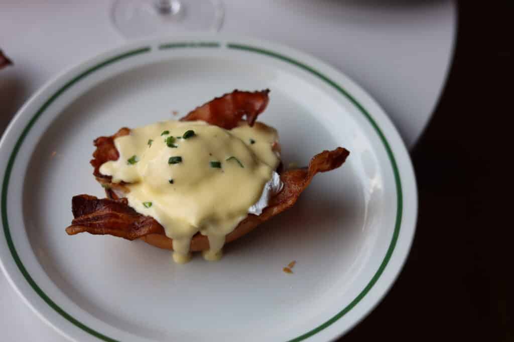 Egg benedict på tallerken.