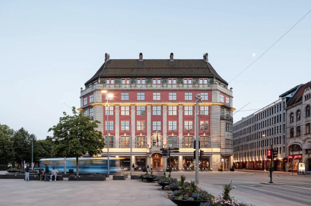 Hotellfasade på Amerikalinjen med blå trikk.