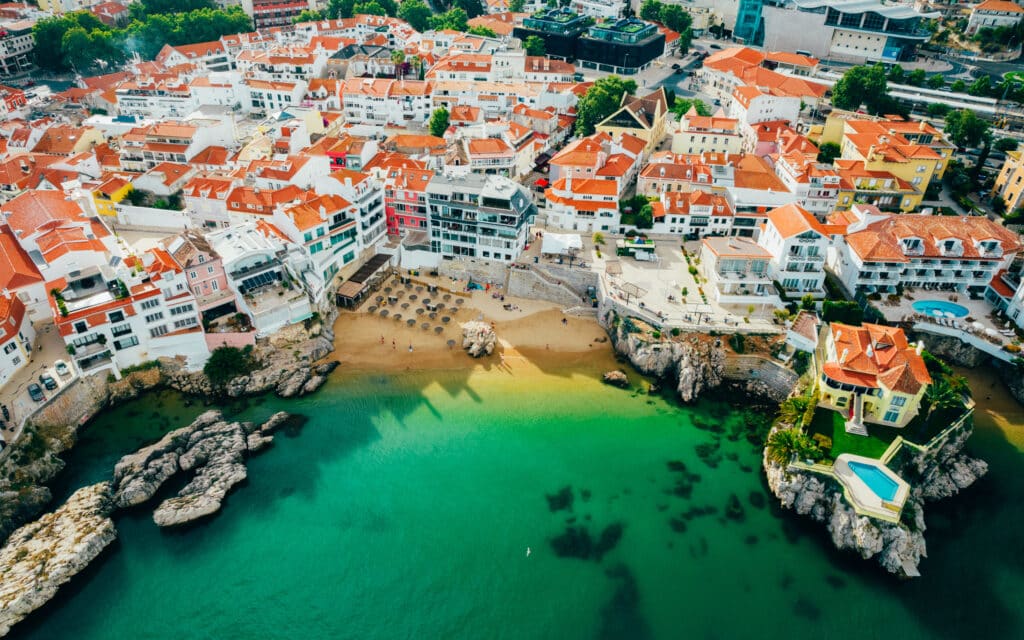 Drone-flyfoto av Praia da Rainha og Cascais’ historiske sentrum, Portugal – by på den portugisiske rivieraen 30 km vest for Lisboa