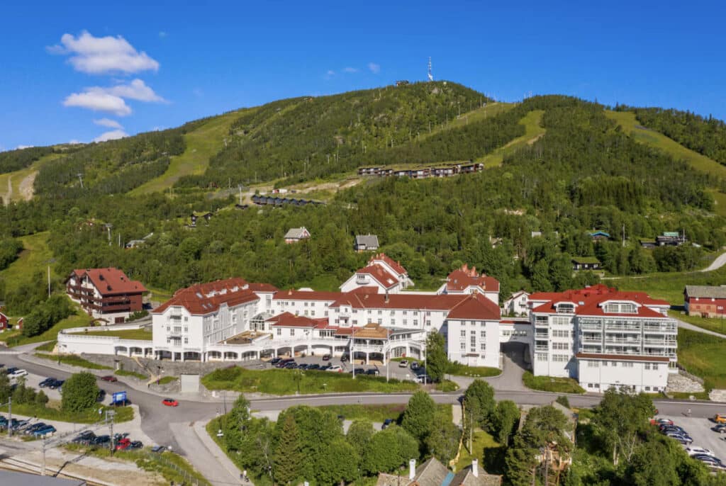 Hotell med grønt landskap i bakgrunn.