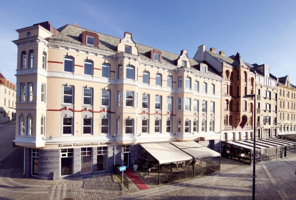 Hotellfasade med sidegate.