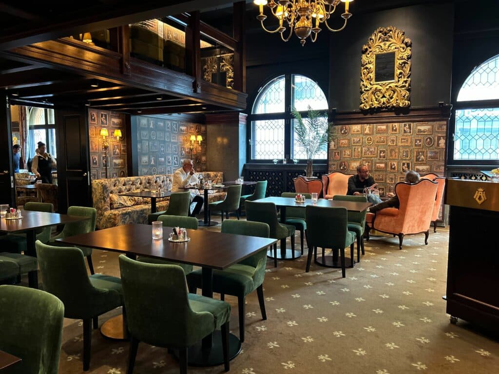 Hotel Bristol lokale hvor folk spiser frokost under lyskronene.
