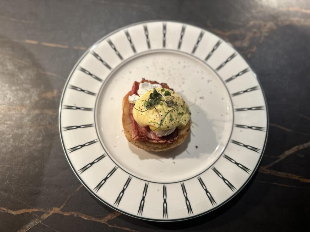 Egg benedict på et fat. 