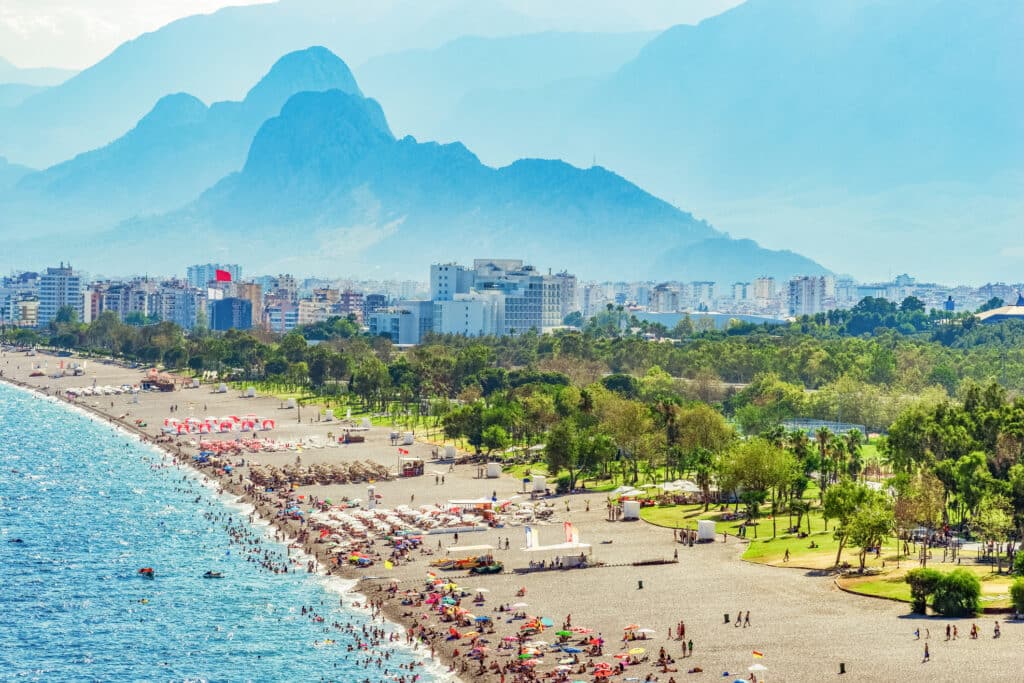 Konyaalti-stranden er den mest populære stranden med kafeer og restauranter i Antalya, Tyrkia.
