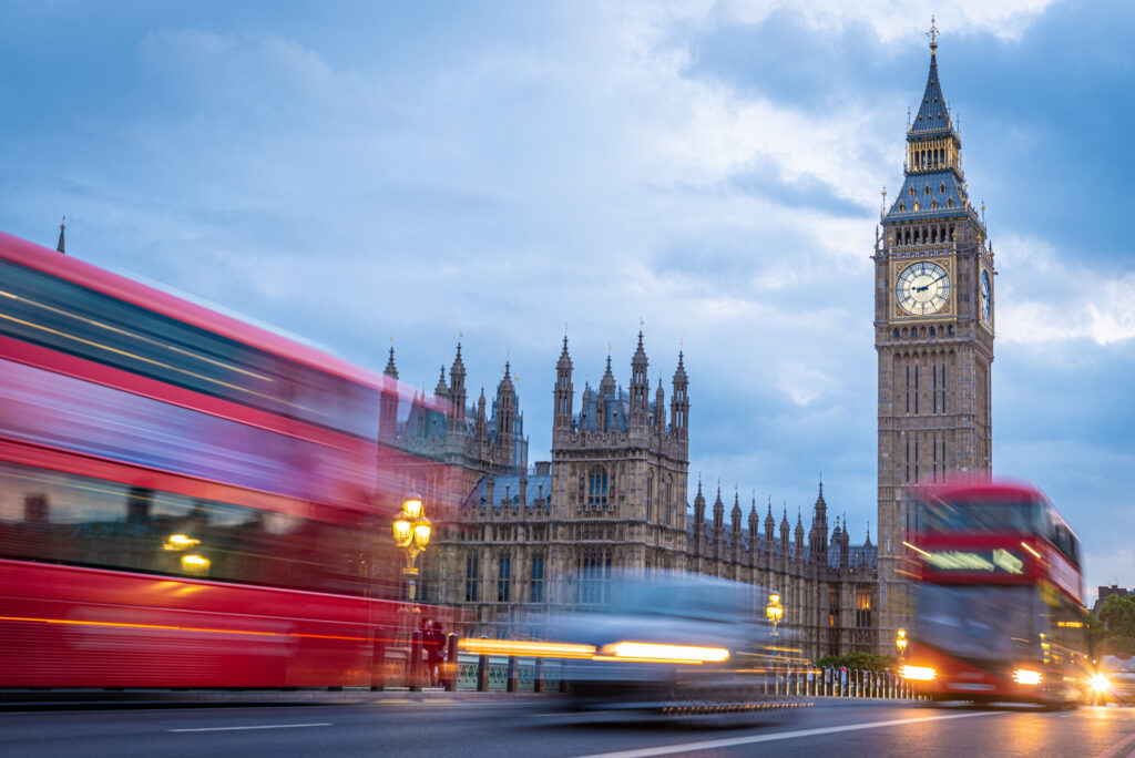 Røde dobbeltdekkbusser ved Big Ben i blåtime i London