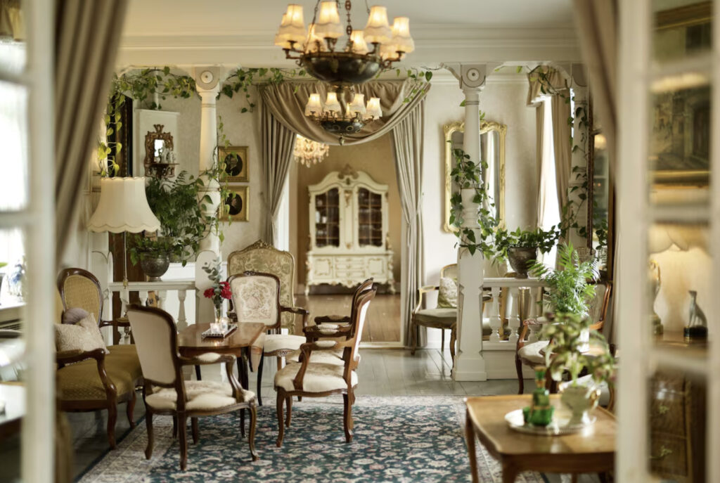 Hotell-lobby med gamle møbler og interiør.