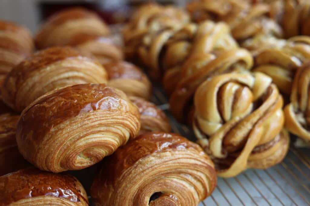 Kanelboller og croissanter.