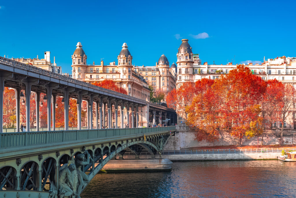 Paris, panorama om høsten med Bir-Hakeim-broen, vakre parisiske bygninger og utsikt over Seinen.