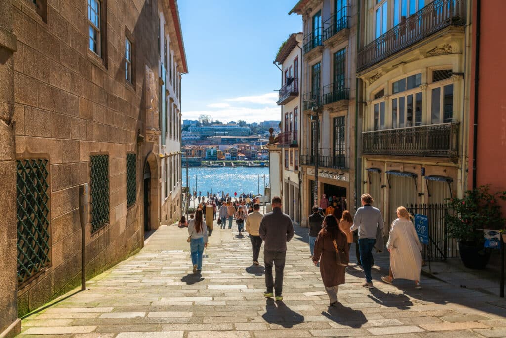 Folk som går nedover gaten i Porto.