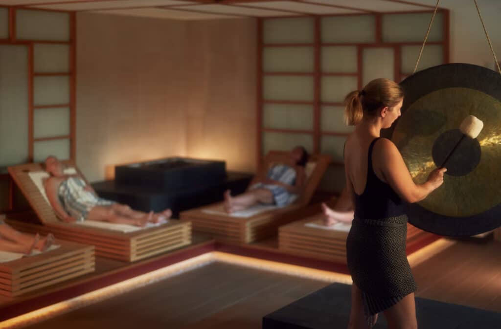 Spa med damer som slapper av i sauna.