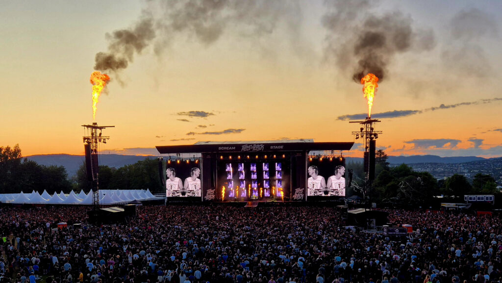 publikum på sletta på kveldstid under Tons of Rock