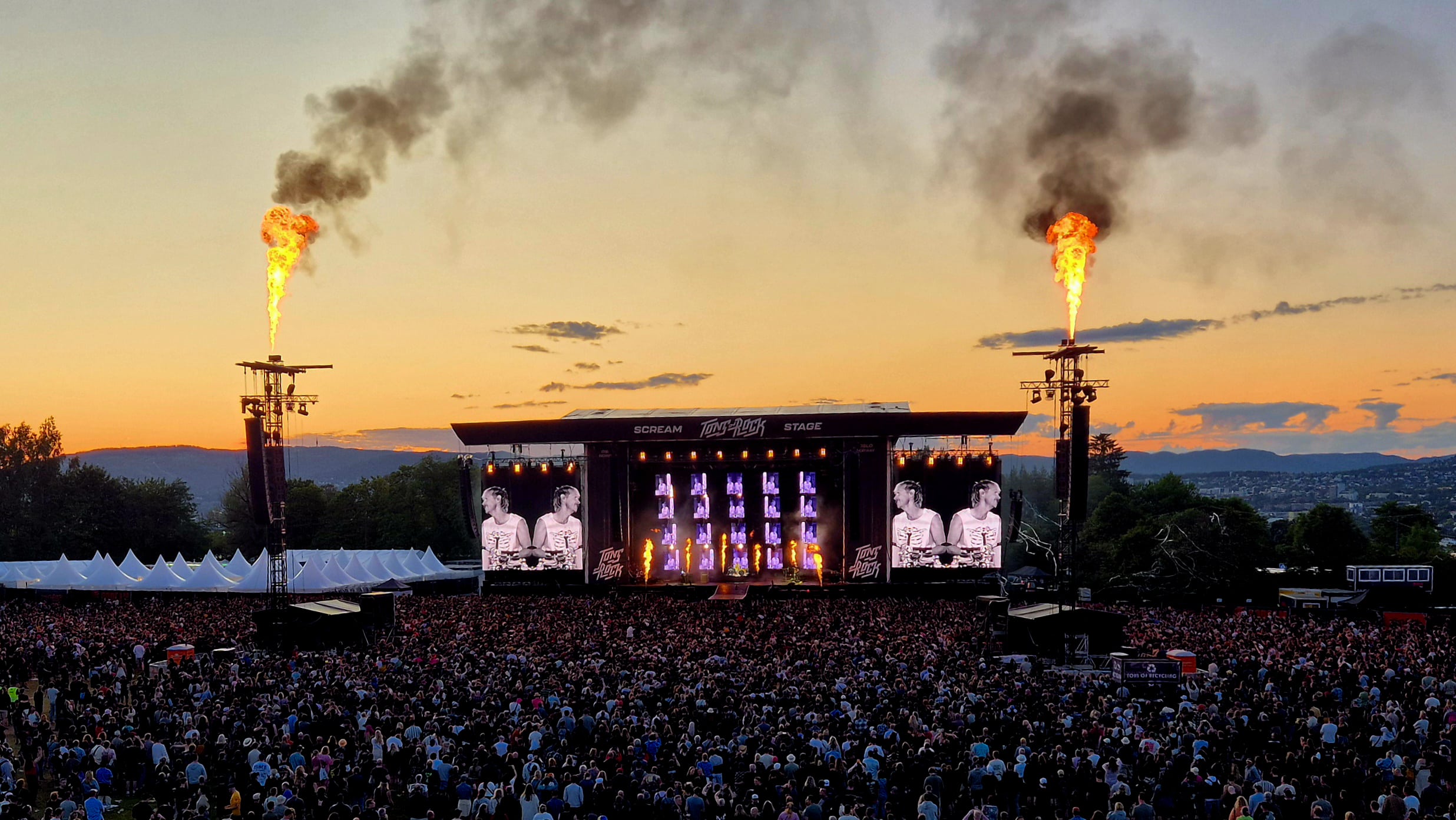 publikum på sletta på kveldstid under Tons of Rock