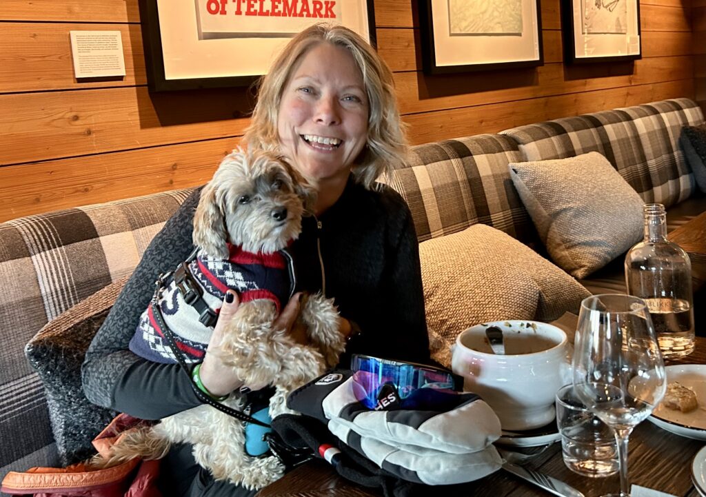 kvinne med hund på hotell i gausta