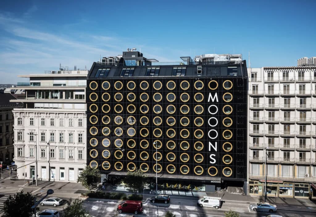Hotell i Wien med stort hotellskilt på fasaden med Mooons-skilt som preger fasaden. 