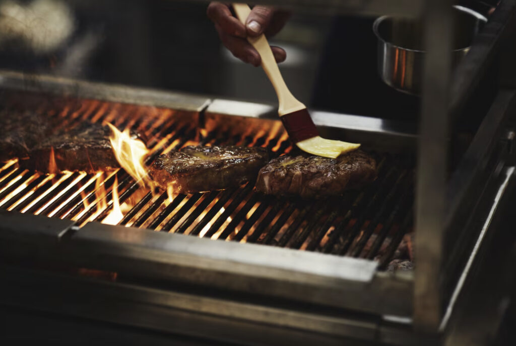 Grill med biff på. 