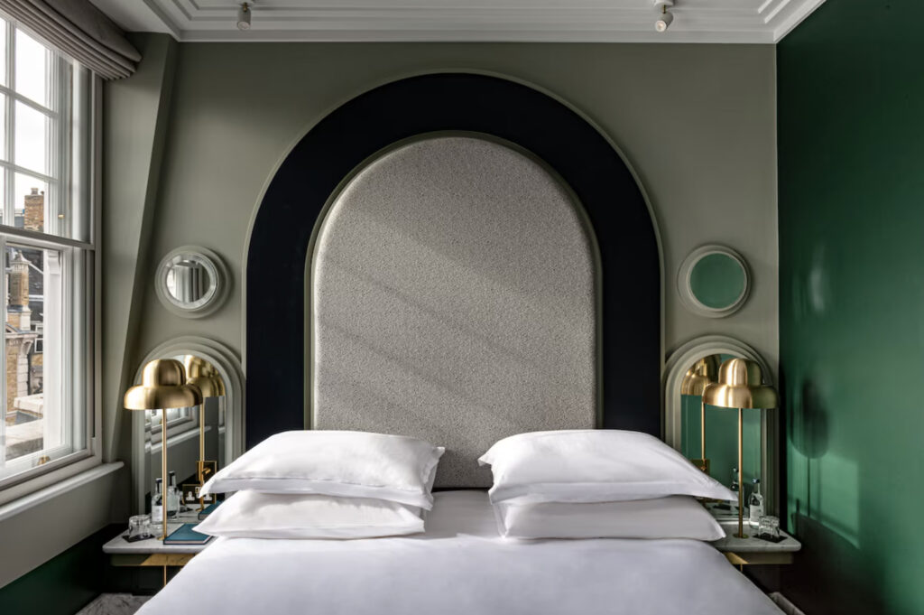 Hotellrom med dobbeltseng og grønn vegg i London, Covent Garden.