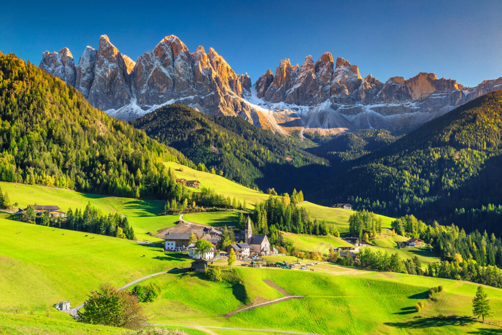 Det berømte alpelandskapet Santa Maddalena-landsbyen med de magiske Dolomittene i bakgrunnen, Val di Funes-dalen, Trentino-Alto Adige-regionen, Italia.