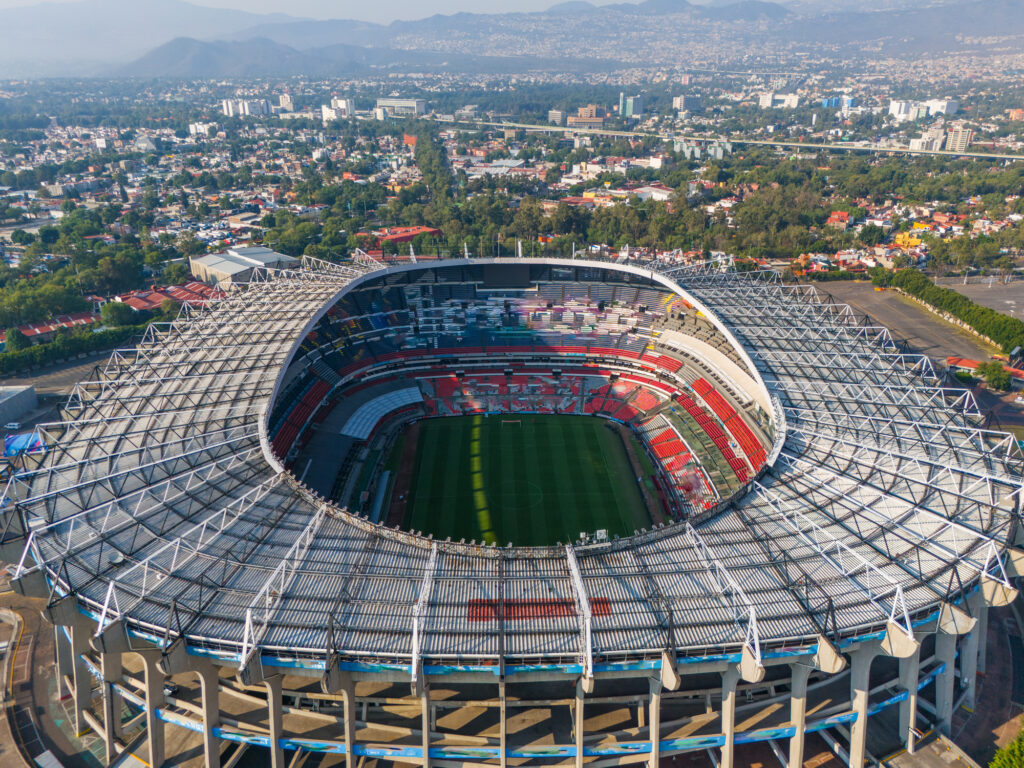 Luftfoto av Estadio Azteca, Mexicos og Latin-Amerikas største fotballstadion. Den ikoniske arenaen, som ble innviet i 1966, har vært vertskap for noen av de mest legendariske øyeblikkene i fotballhistorien.