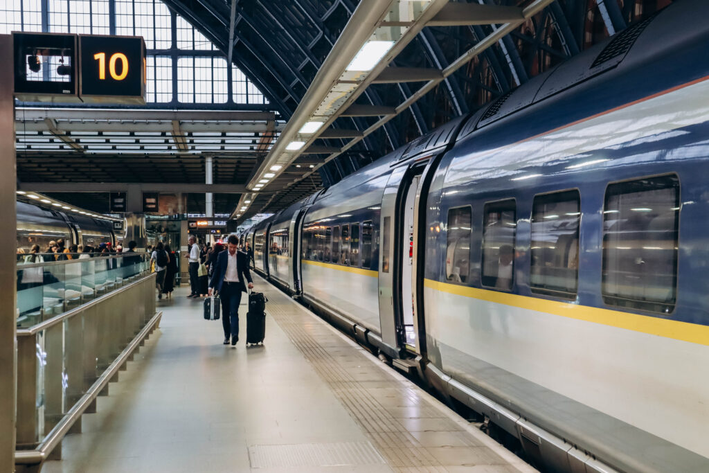 Et Eurostar-tog står på en plattform i London, klart til å reise til Paris.