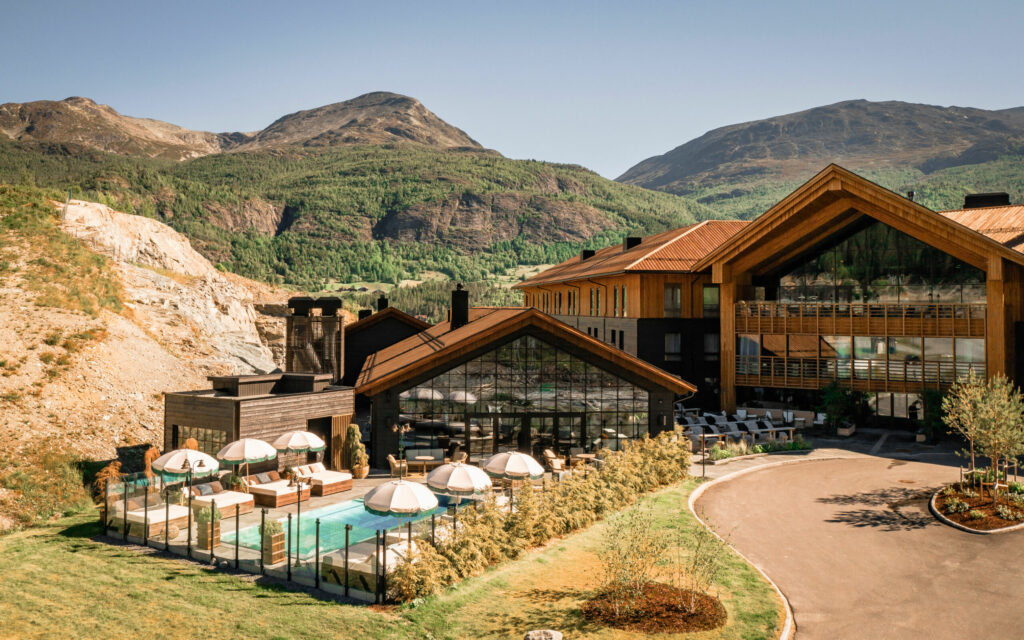 Fyri Resort i Hemsedal utenfor med basseng og fjell-landskap. 