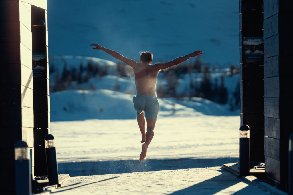 mann hopper i snøen på gausta