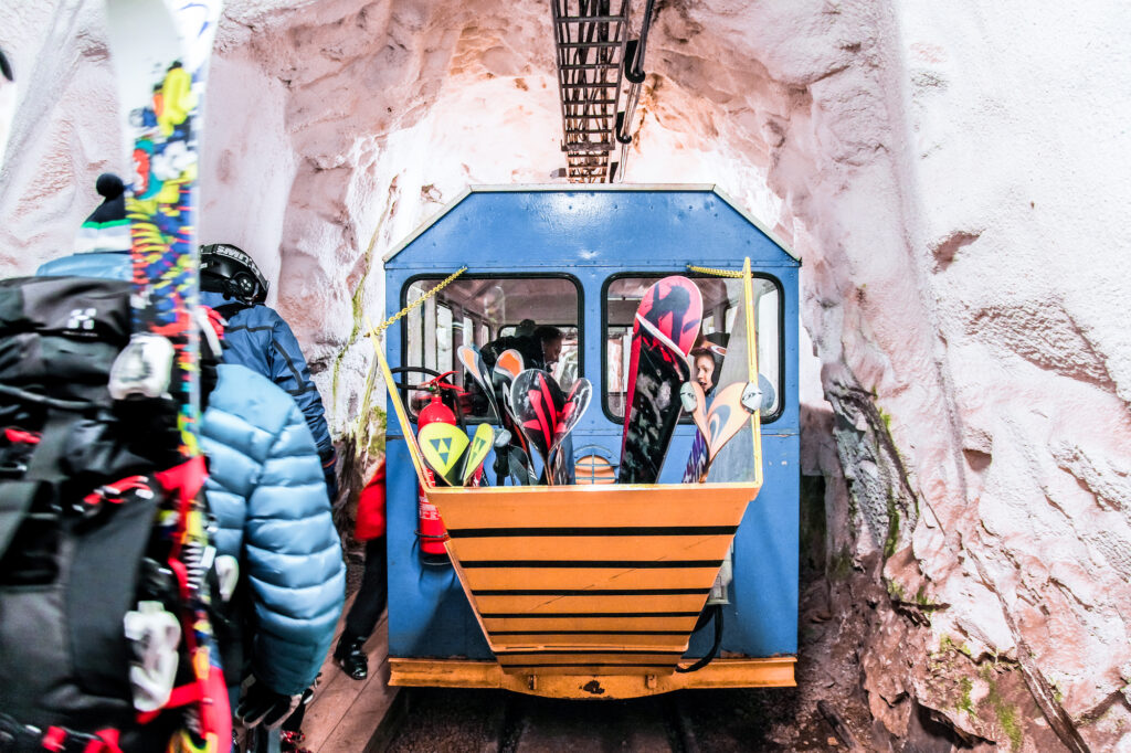 gaustabanen og skiturister i heisen