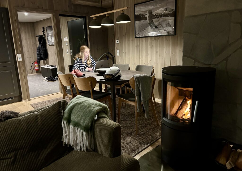 jente sitter i leilighet på Gausta