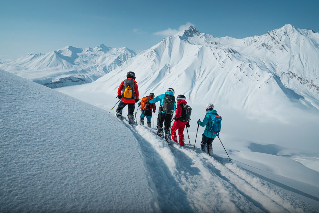 Folk som står på ski i fjellene på Gudauri Skiresort.
