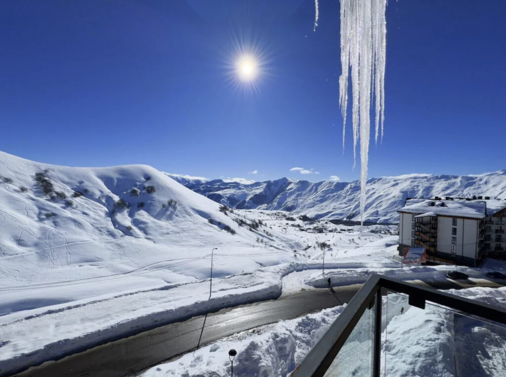 Hotell med utsikt over snødekte fjell.
