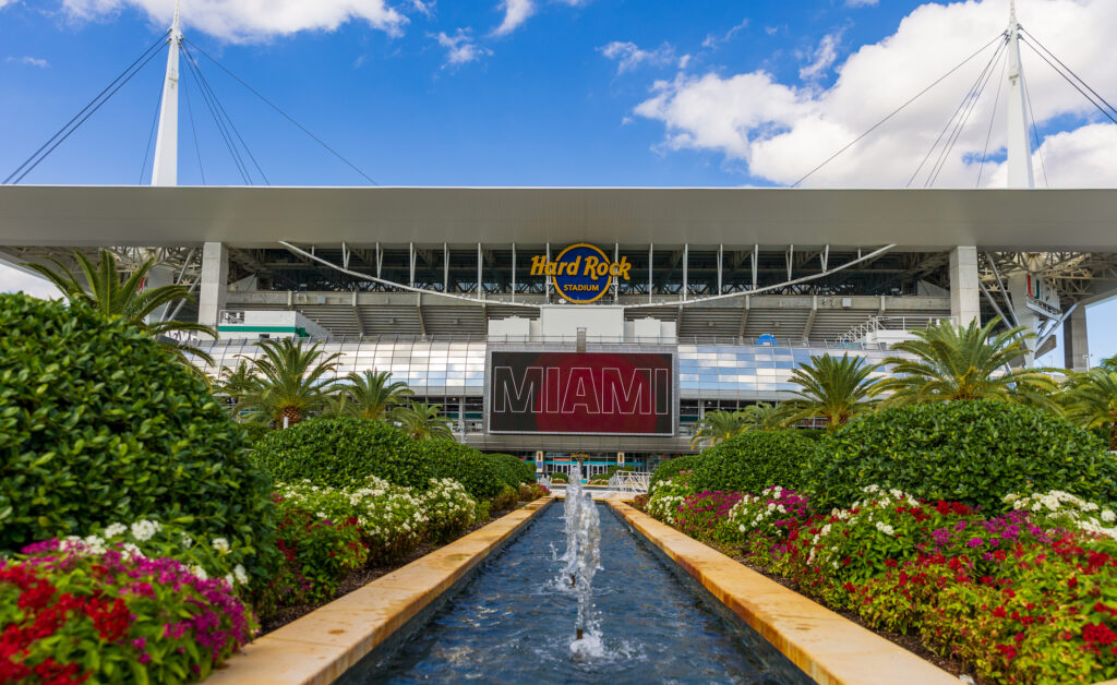 Hard Rock Stadium er hjemmebanen til NFL-laget Miami Dolphins og fotballaget Miami Hurricanes fra University of Miami.