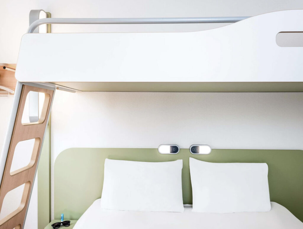 Hotell i Wien med dobbeltseng og sovealkove. 