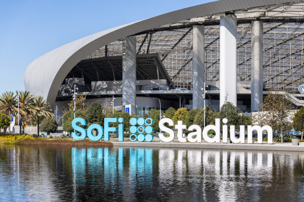 SoFi Stadium er hjemmebanen til NFL-lagene Los Angeles Rams og Los Angeles Chargers. Det toppmoderne anlegget har vært, og vil igjen være, vertskap for både Super Bowl og de olympiske lekene.
